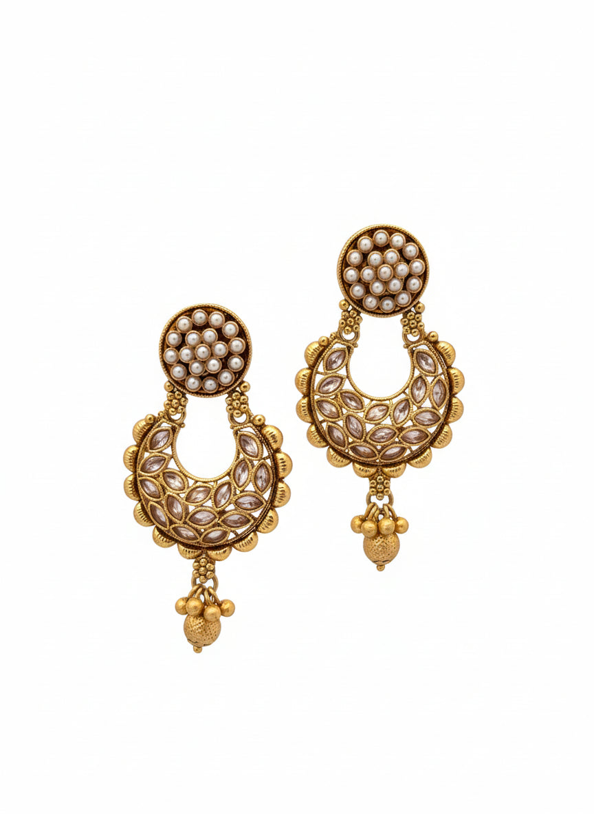 Intricate Gold Necklace Set with Diamonds and Pearls Cluster Locket